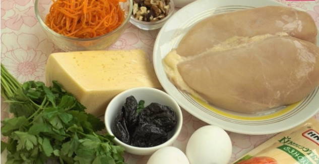 Салат «Марсель» с черносливом и корейской морковью