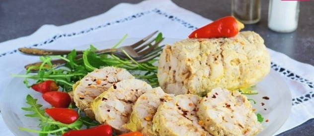 Куриный рулет с желатином в пищевой пленке