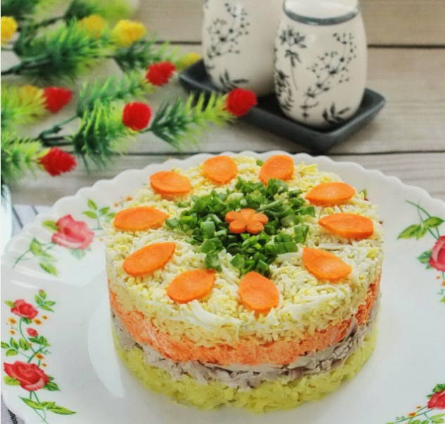 Слоеный салат «Монах» с курицей