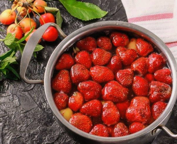 Торт «Молочная девочка» с клубничный конфи