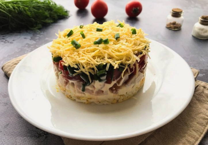 Салат «Минутка» с копченой грудкой и помидорами