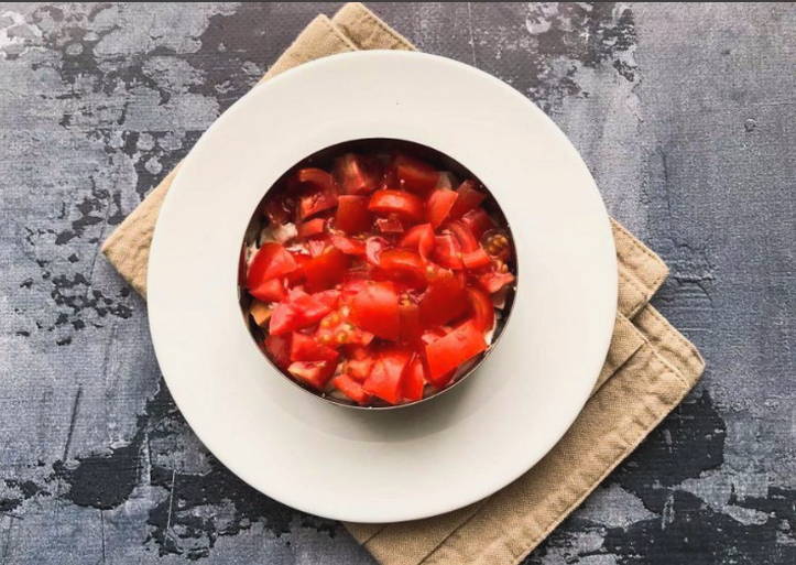 Салат «Минутка» с копченой грудкой и помидорами