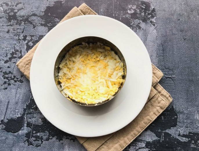 Салат «Минутка» с копченой грудкой и помидорами
