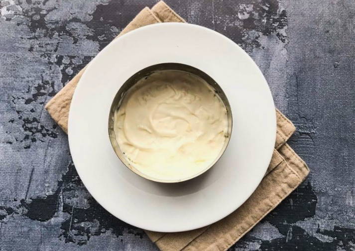 Салат «Минутка» с копченой грудкой и помидорами