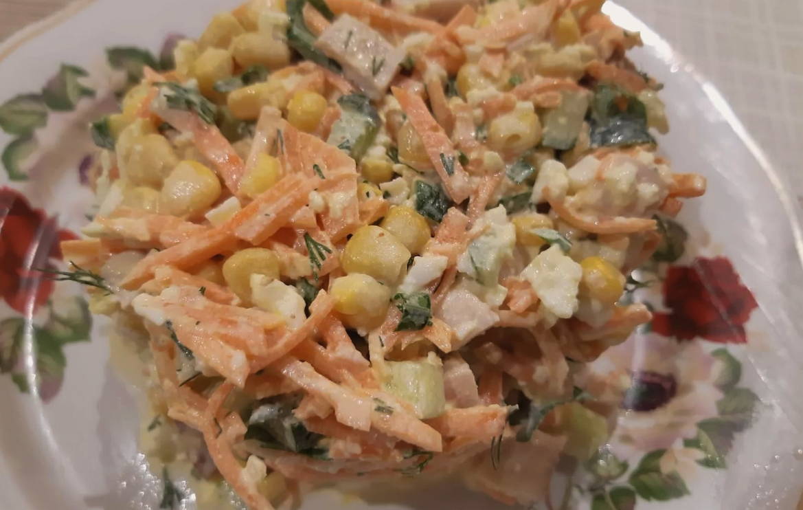 Салат с ветчиной, кукурузой и корейской морковью