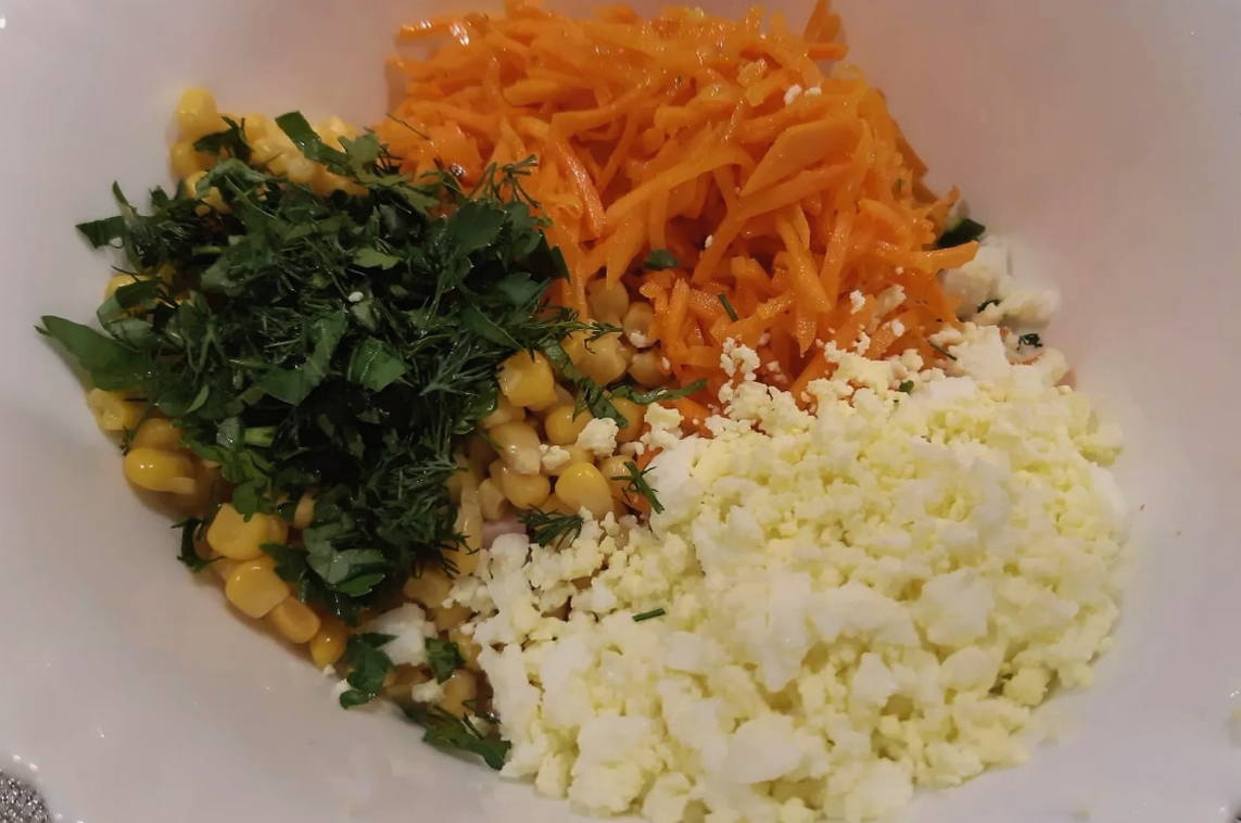 Салат с ветчиной, кукурузой и корейской морковью