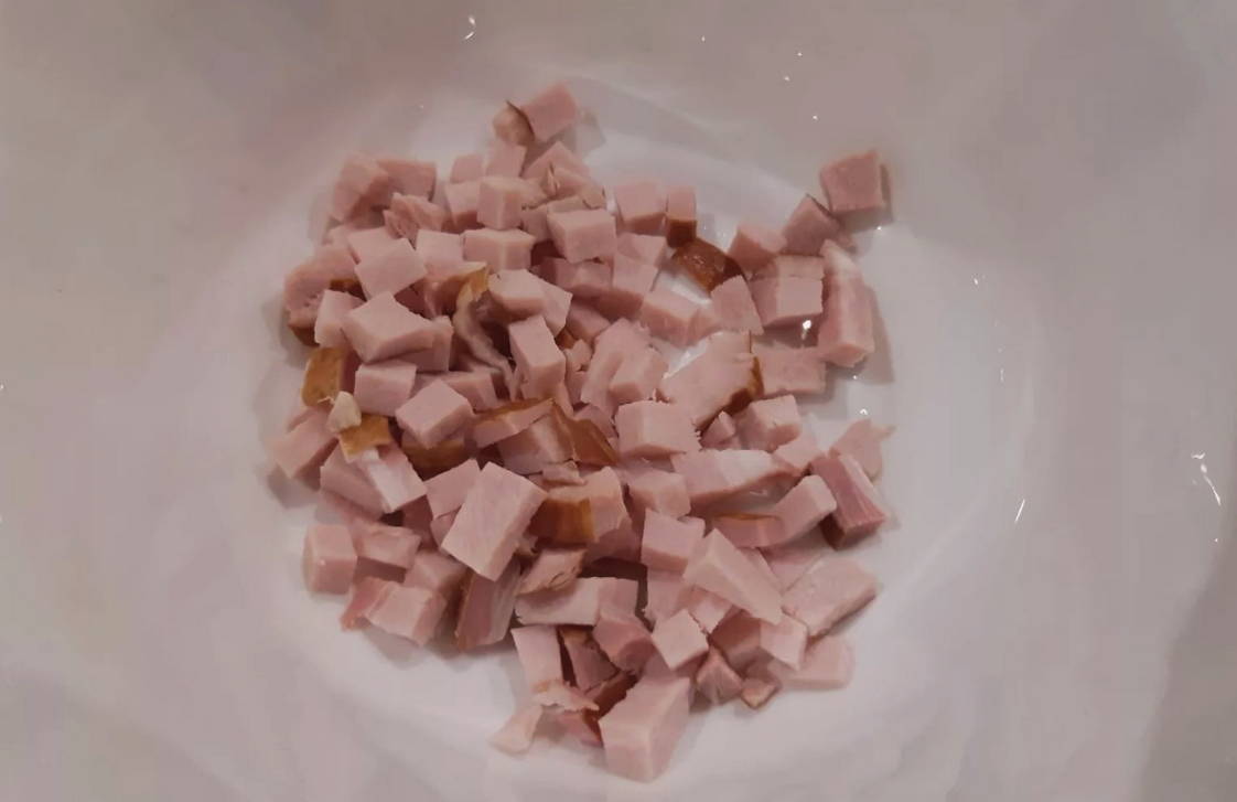 Салат с ветчиной, кукурузой и корейской морковью