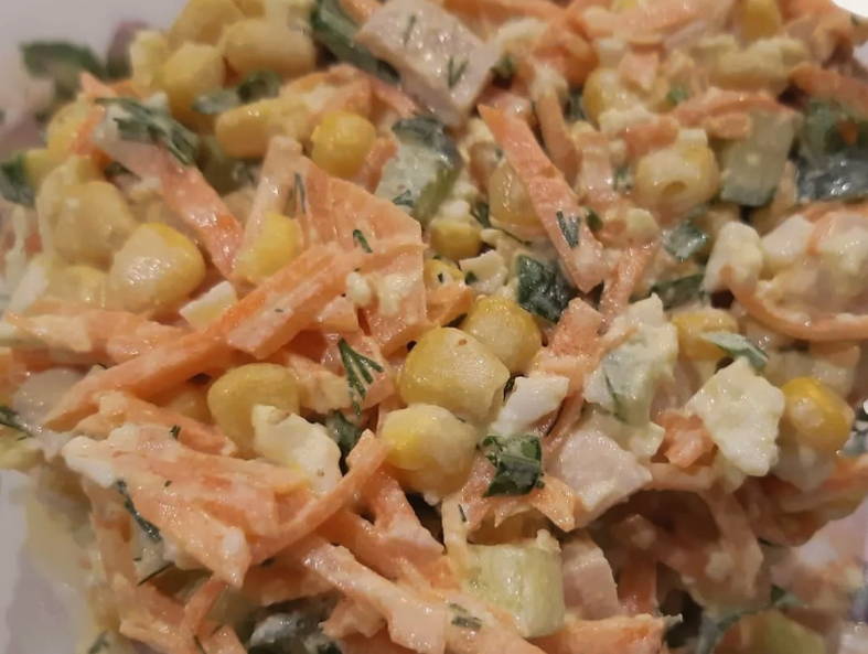 Салат с ветчиной, кукурузой и корейской морковью