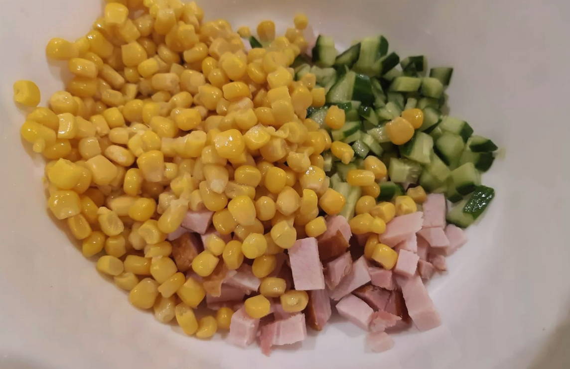 Салат с ветчиной, кукурузой и корейской морковью