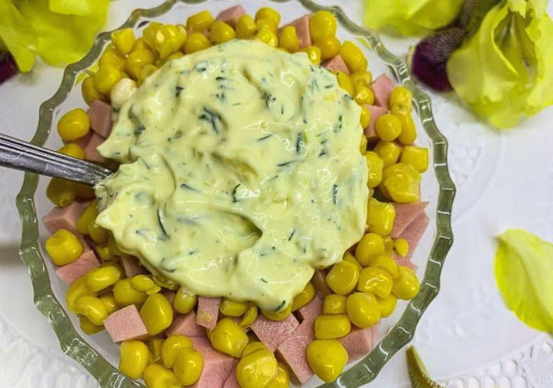 Салат с вареной колбасой, свежим огурцом и яйцом Салат с вареной колбасой, свежим огурцом и яйцом