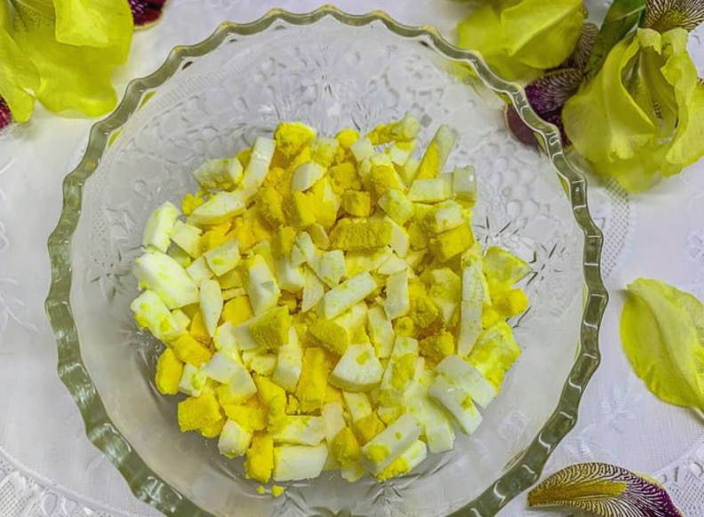 Салат с вареной колбасой, свежим огурцом и яйцом Салат с вареной колбасой, свежим огурцом и яйцом