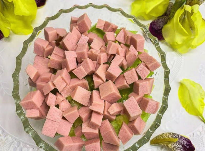 Салат с вареной колбасой, свежим огурцом и яйцом Салат с вареной колбасой, свежим огурцом и яйцом