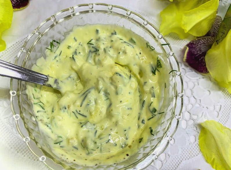 Салат с вареной колбасой, свежим огурцом и яйцом Салат с вареной колбасой, свежим огурцом и яйцом