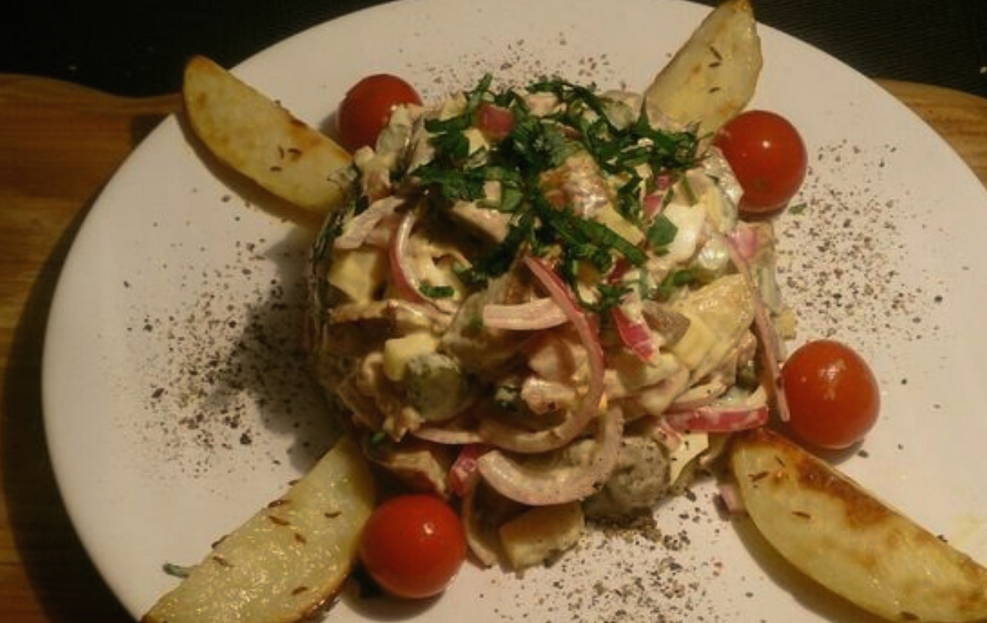 Салат с ветчиной, грибами и маринованными огурцами