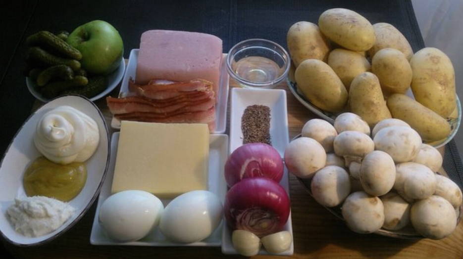 Салат с ветчиной, грибами и маринованными огурцами
