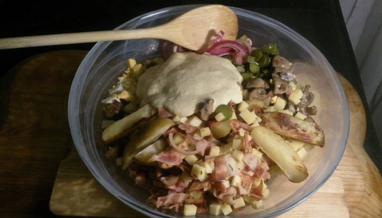 Салат с ветчиной, грибами и маринованными огурцами