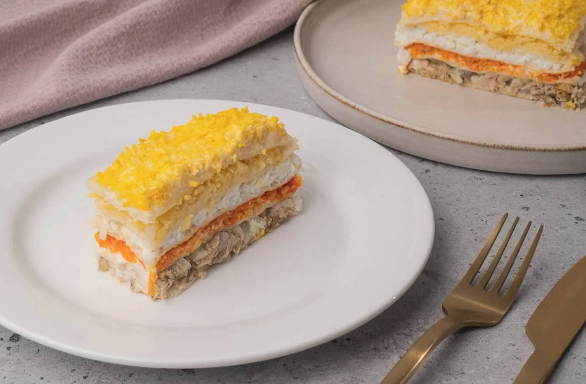 Салат с вафельными коржами