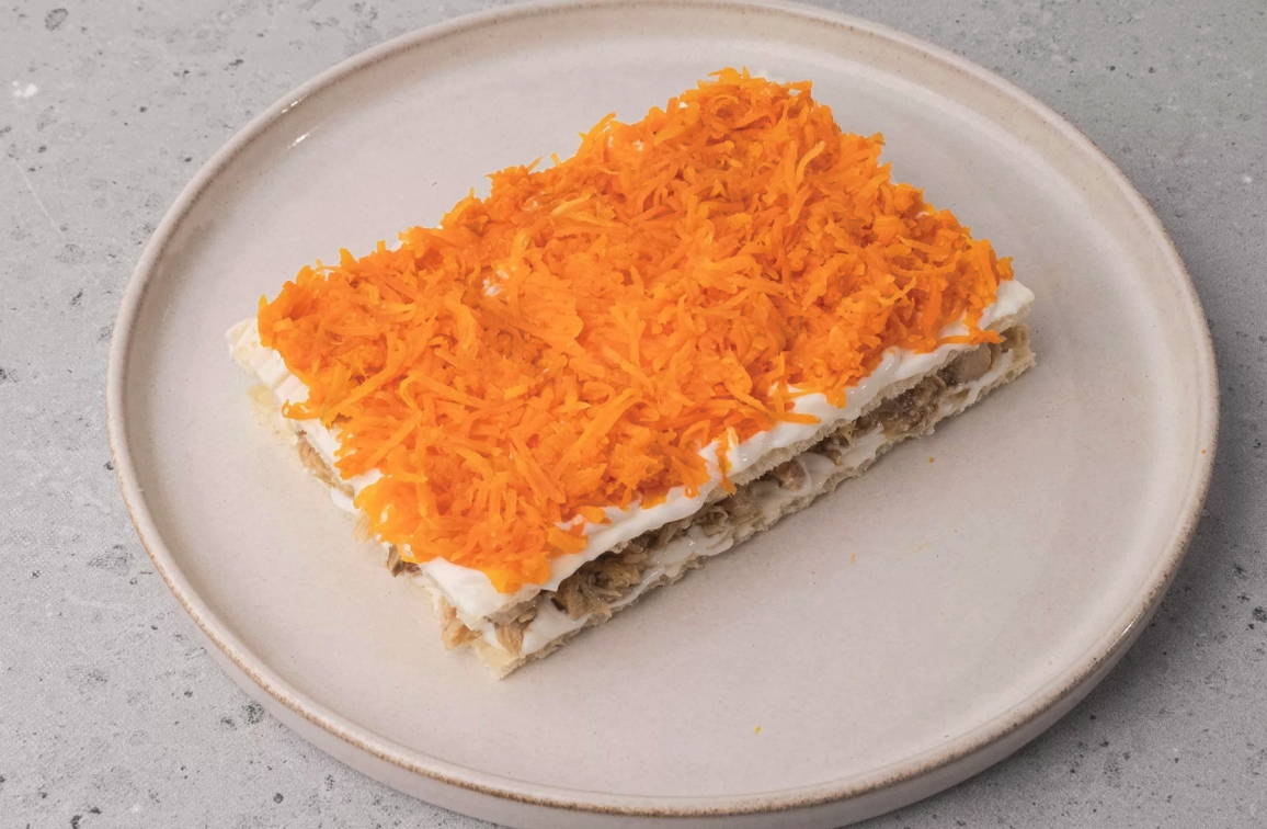 Салат с вафельными коржами