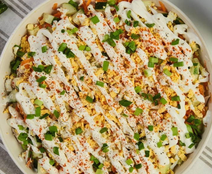 Салат с вареной курицей, свежим огурцом, яйцом и сыром