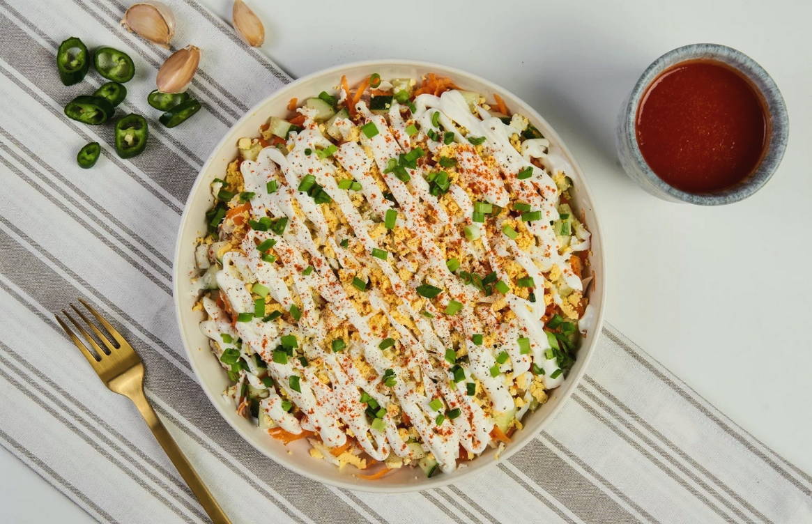 Салат с вареной курицей, свежим огурцом, яйцом и сыром Салат с вареной курицей, свежим огурцом, яйцом и сыром