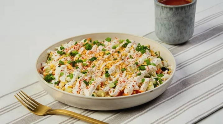 Салат с вареной курицей, свежим огурцом, яйцом и сыром Салат с вареной курицей, свежим огурцом, яйцом и сыром