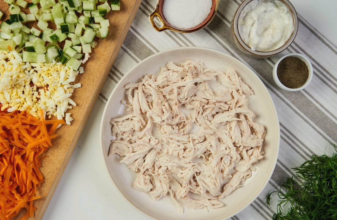 Салат с вареной курицей, свежим огурцом, яйцом и сыром Салат с вареной курицей, свежим огурцом, яйцом и сыром