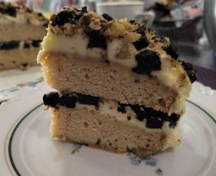 Торт с черносливом и сметанным кремом