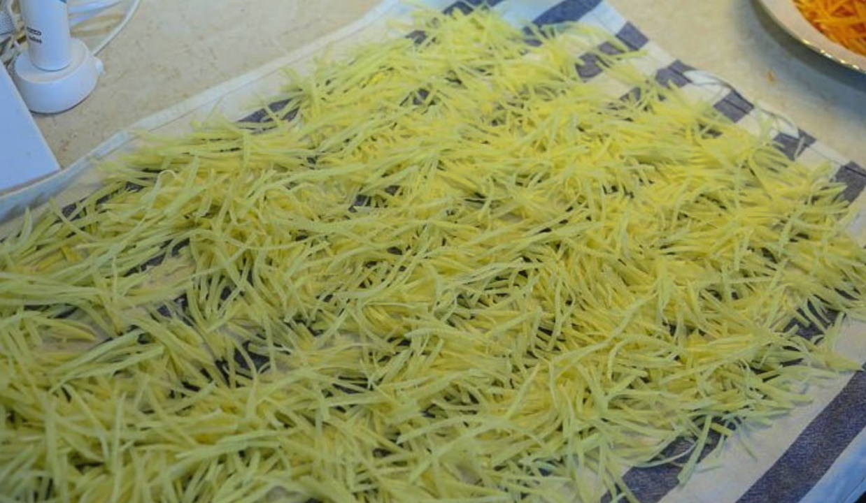 Салат «Радуга» со свеклой и жареной картошкой