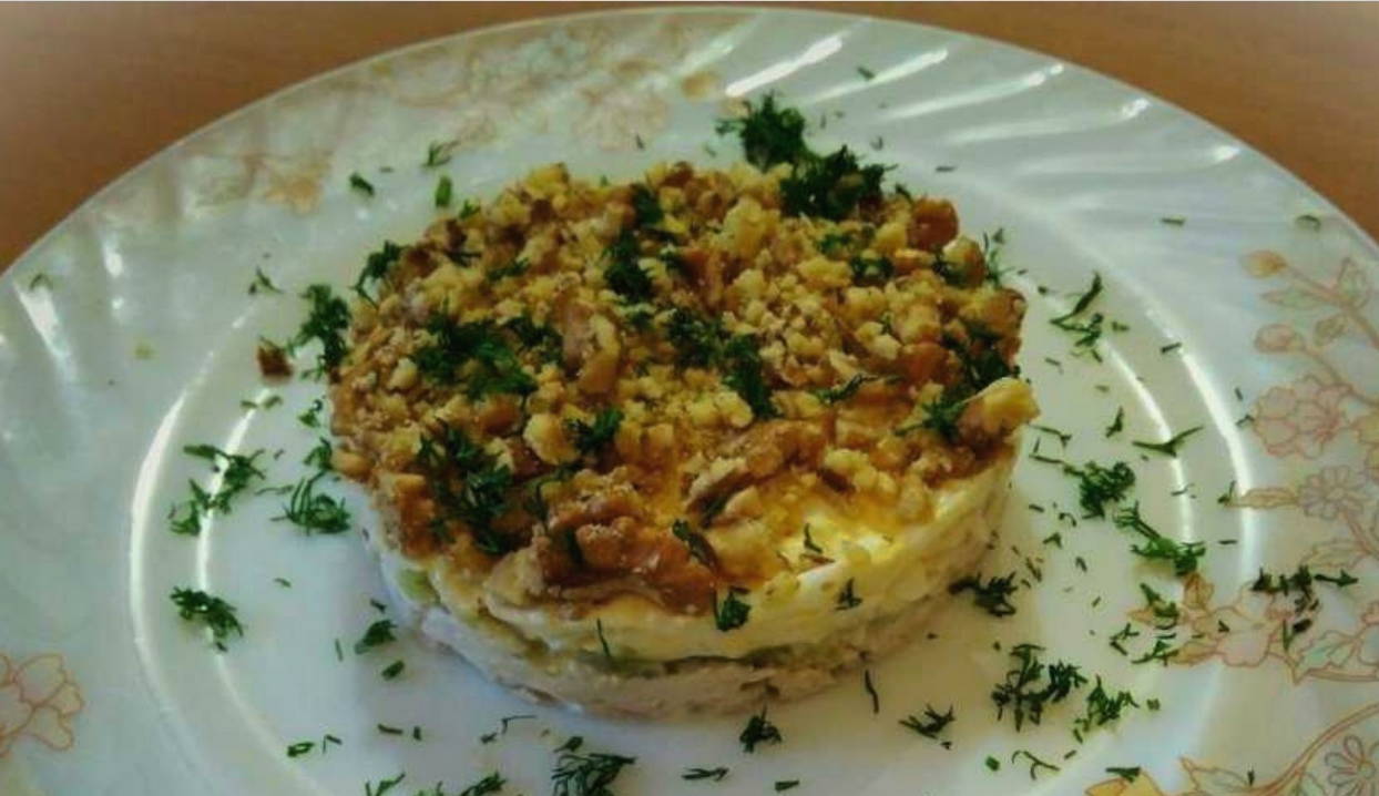 Салат «Принц» с курицей и грецкими орехами Салат «Принц» с курицей и грецкими орехами