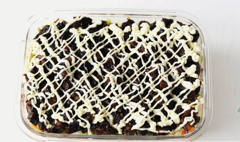 Салат "Прага" с курицей, черносливом и грецкими орехами