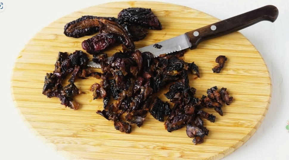 Салат "Прага" с курицей, черносливом и грецкими орехами