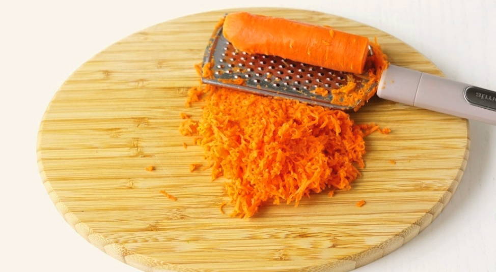 Салат "Прага" с курицей, черносливом и грецкими орехами