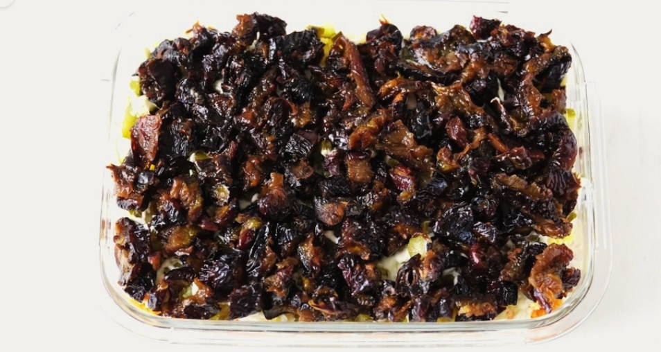 Салат "Прага" с курицей, черносливом и грецкими орехами