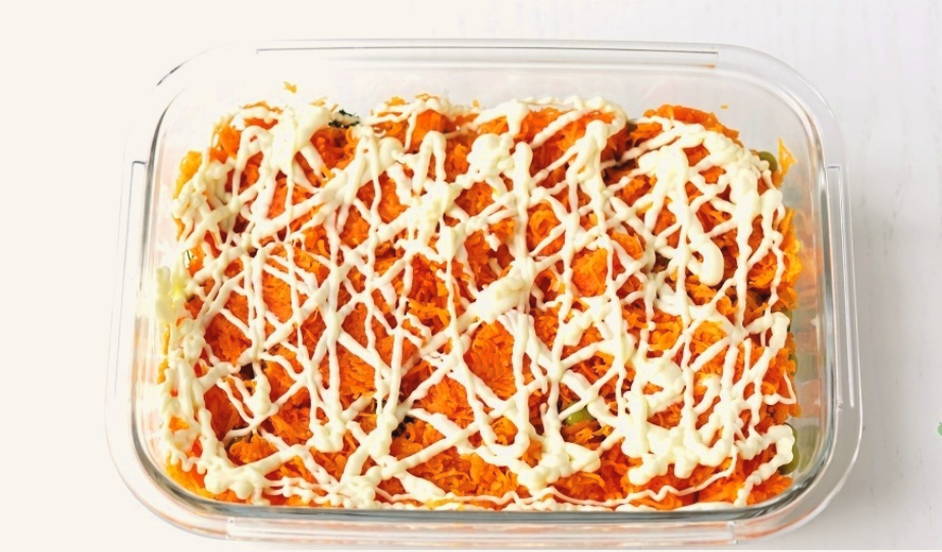 Салат "Прага" с курицей, черносливом и грецкими орехами