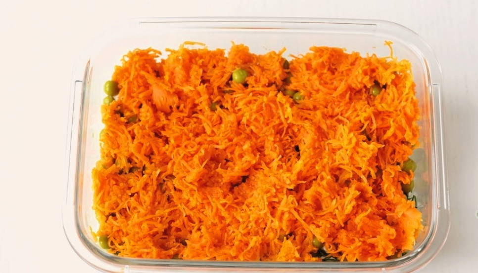 Салат "Прага" с курицей, черносливом и грецкими орехами