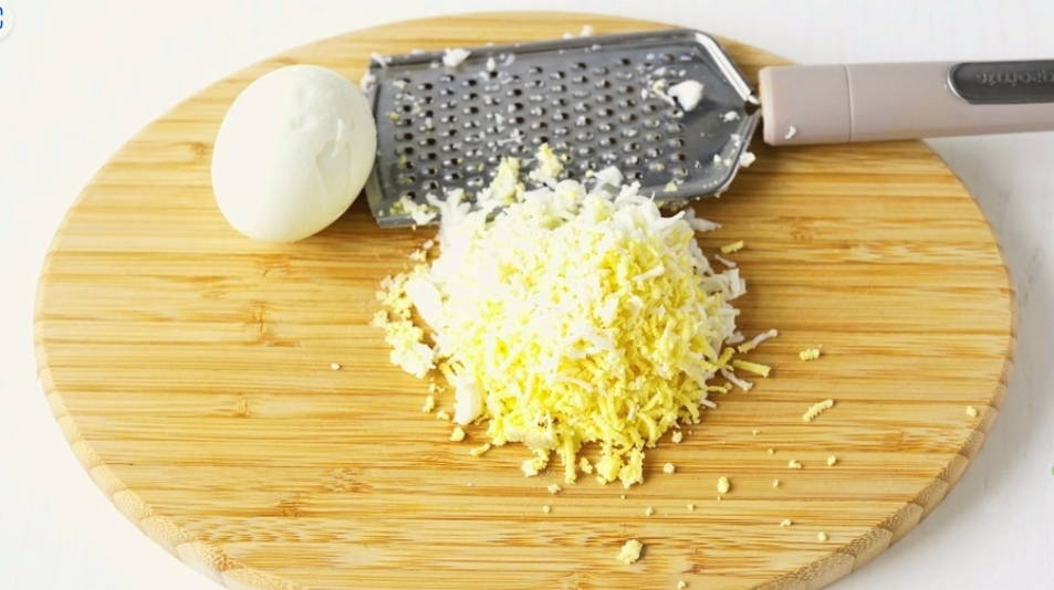 Салат "Прага" с курицей, черносливом и грецкими орехами