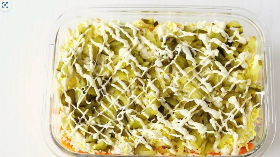 Салат "Прага" с курицей, черносливом и грецкими орехами