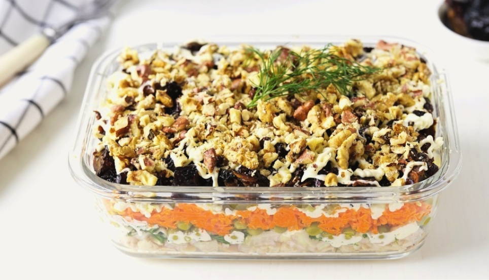 Салат "Прага" с курицей, черносливом и грецкими орехами