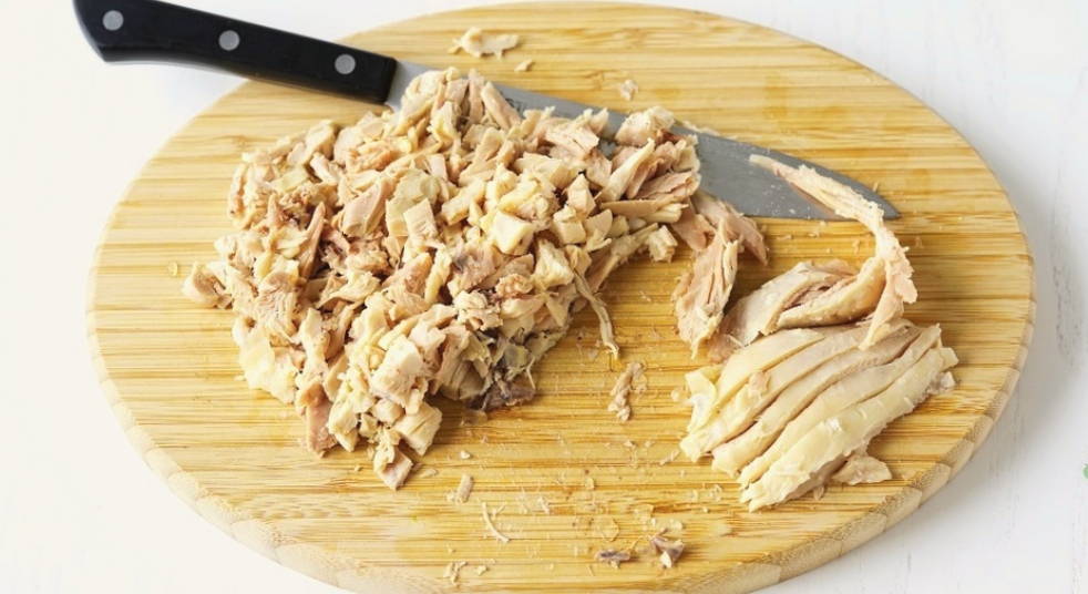 Салат "Прага" с курицей, черносливом и грецкими орехами