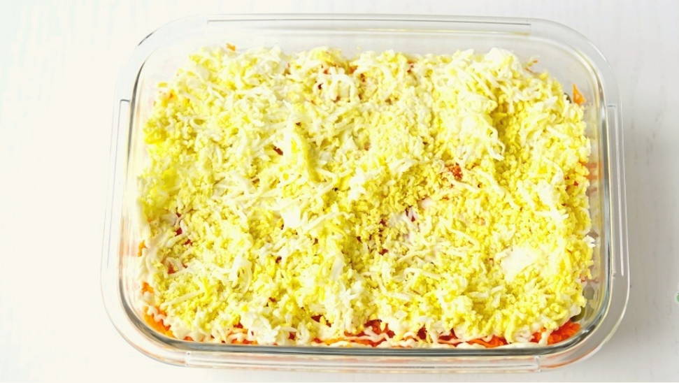 Салат "Прага" с курицей, черносливом и грецкими орехами