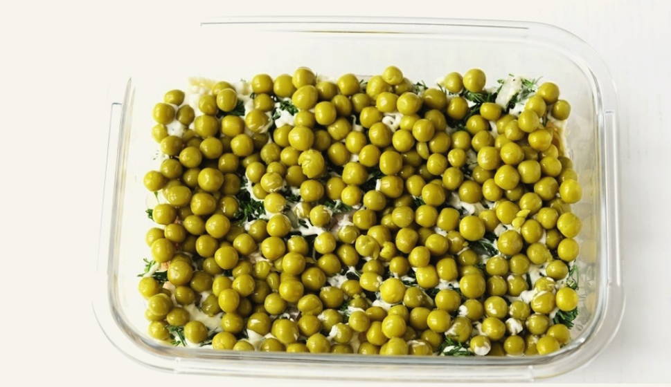 Салат "Прага" с курицей, черносливом и грецкими орехами