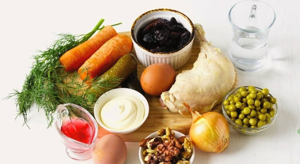 Салат "Прага" с курицей, черносливом и грецкими орехами