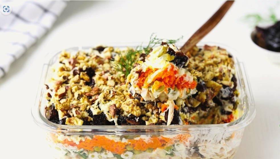 Салат "Прага" с курицей, черносливом и грецкими орехами