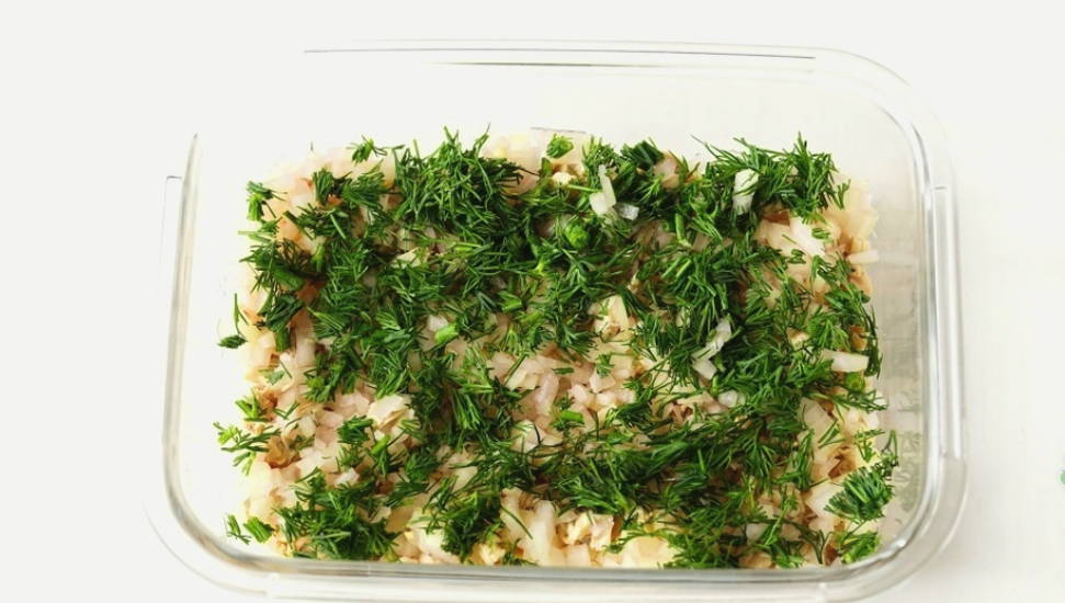Салат "Прага" с курицей, черносливом и грецкими орехами