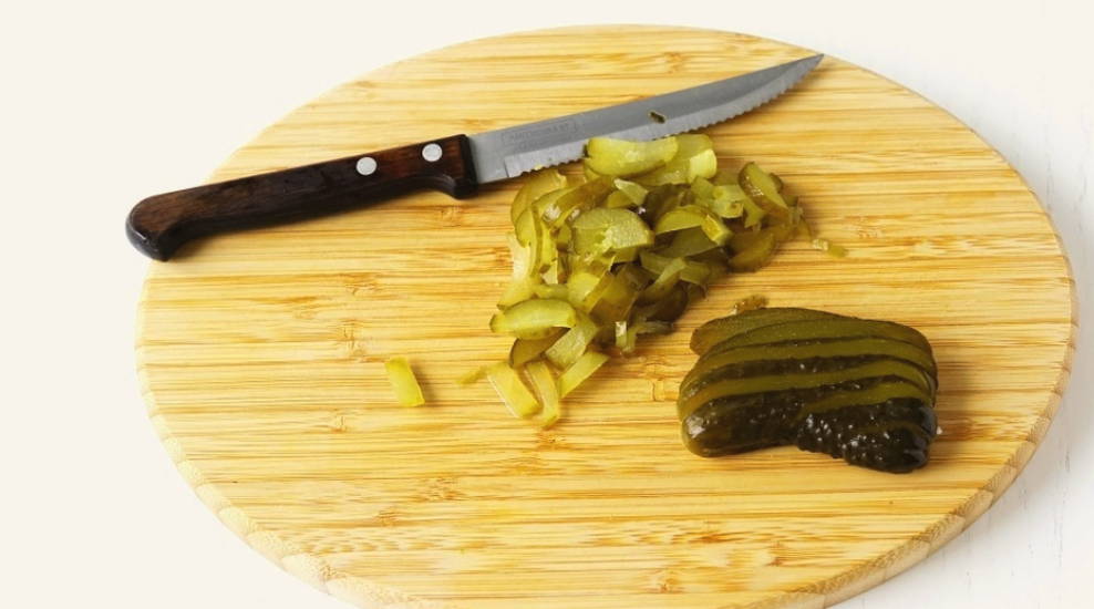 Салат "Прага" с курицей, черносливом и грецкими орехами