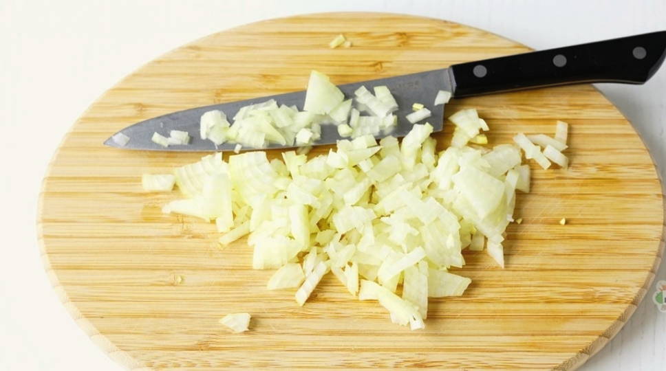 Салат "Прага" с курицей, черносливом и грецкими орехами