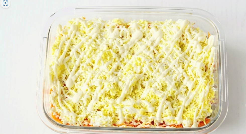 Салат "Прага" с курицей, черносливом и грецкими орехами