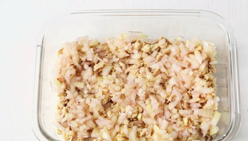 Салат "Прага" с курицей, черносливом и грецкими орехами