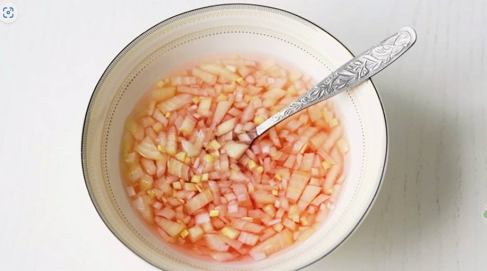 Салат "Прага" с курицей, черносливом и грецкими орехами