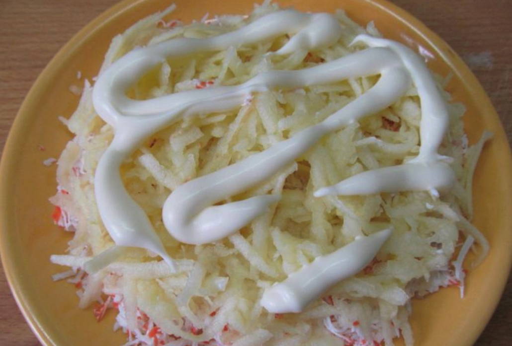 Салат «Нежность» с крабовыми палочками, сыром и яблоком